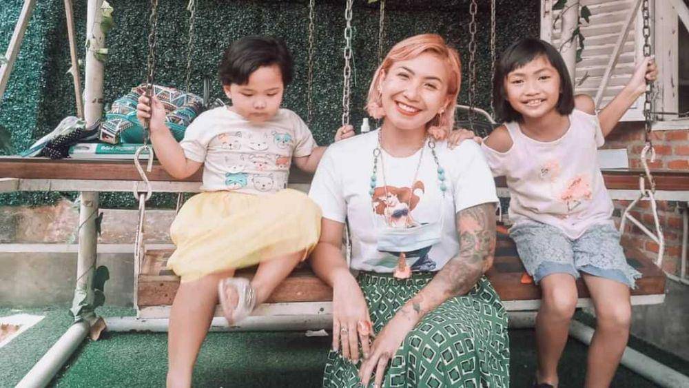 Imel dan kedua putrinya (instagram.com/imelten2five)