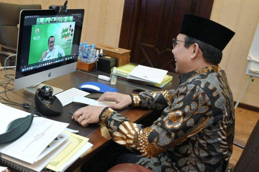 Menteri Desa, Pembangunan Daerah Tertinggal dan Transmigrasi Abdul Halim Iskandar menghadiri acara halalbilhalal Kementerian Desa yang diselenggarakan secara virtual pada Senin (17/8/2021). (Dok. Kemendes)