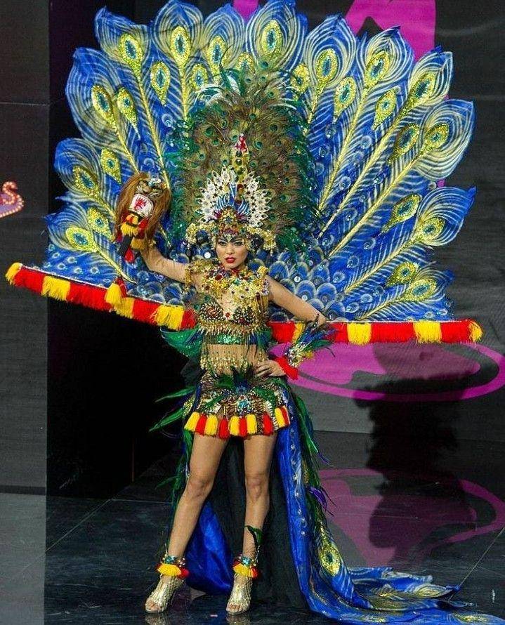 Foto Whulandary Herman di Miss Universe 2013 (instagram.com/national_costume_competition)