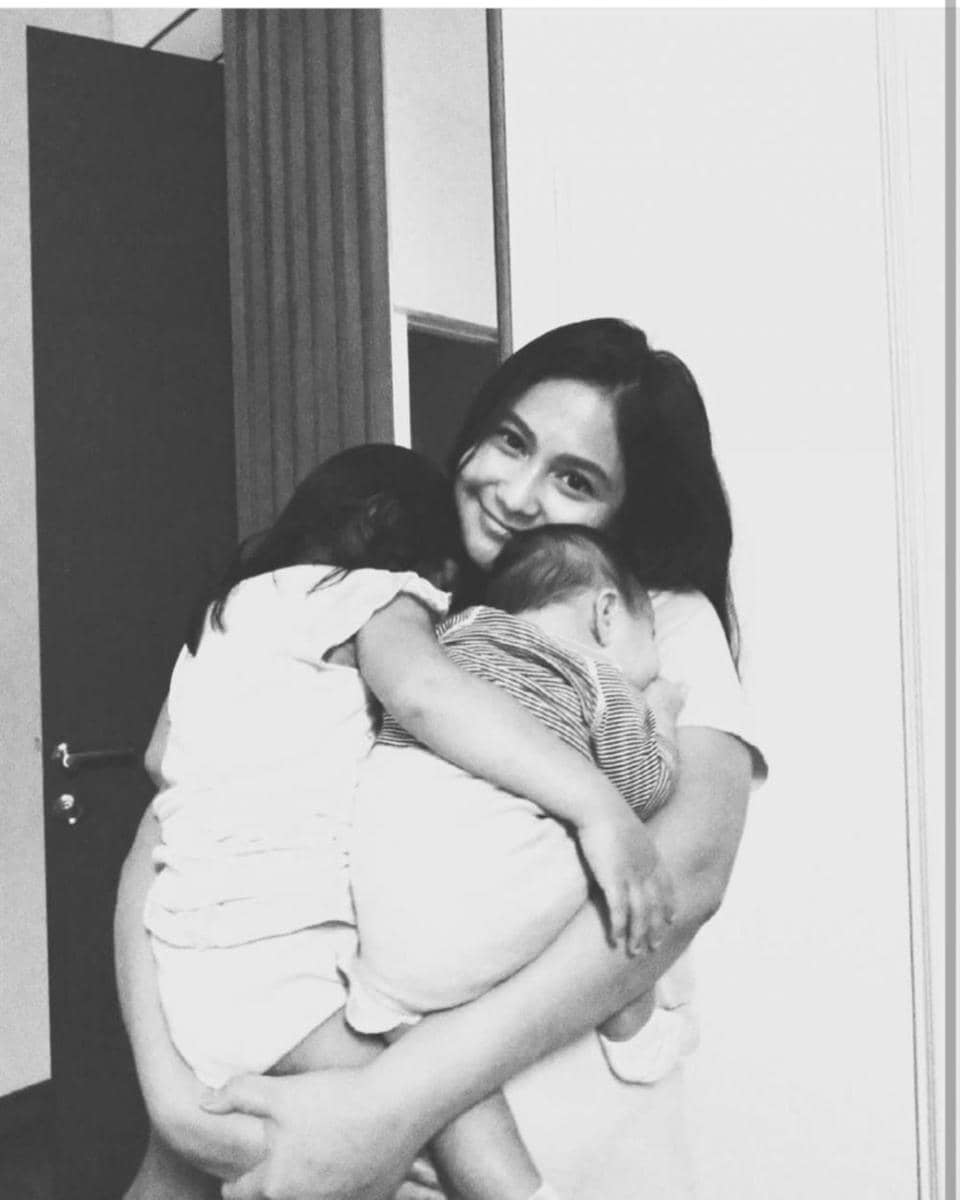 Caca Tengker saat momong kedua anaknya. (instagram.com/cacatengker)