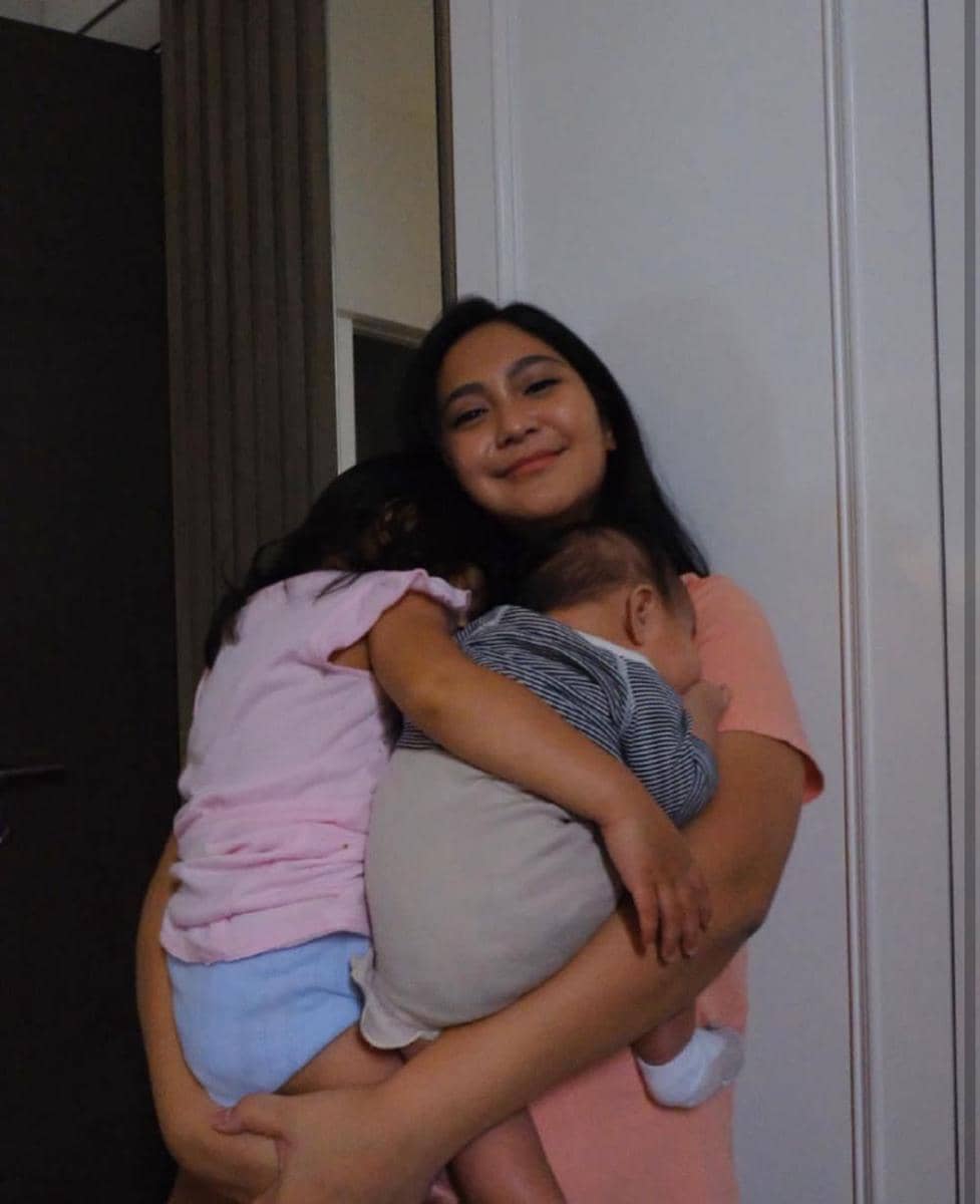 Caca Tengker saat momong kedua anaknya. (instagram.com/cacatengker)