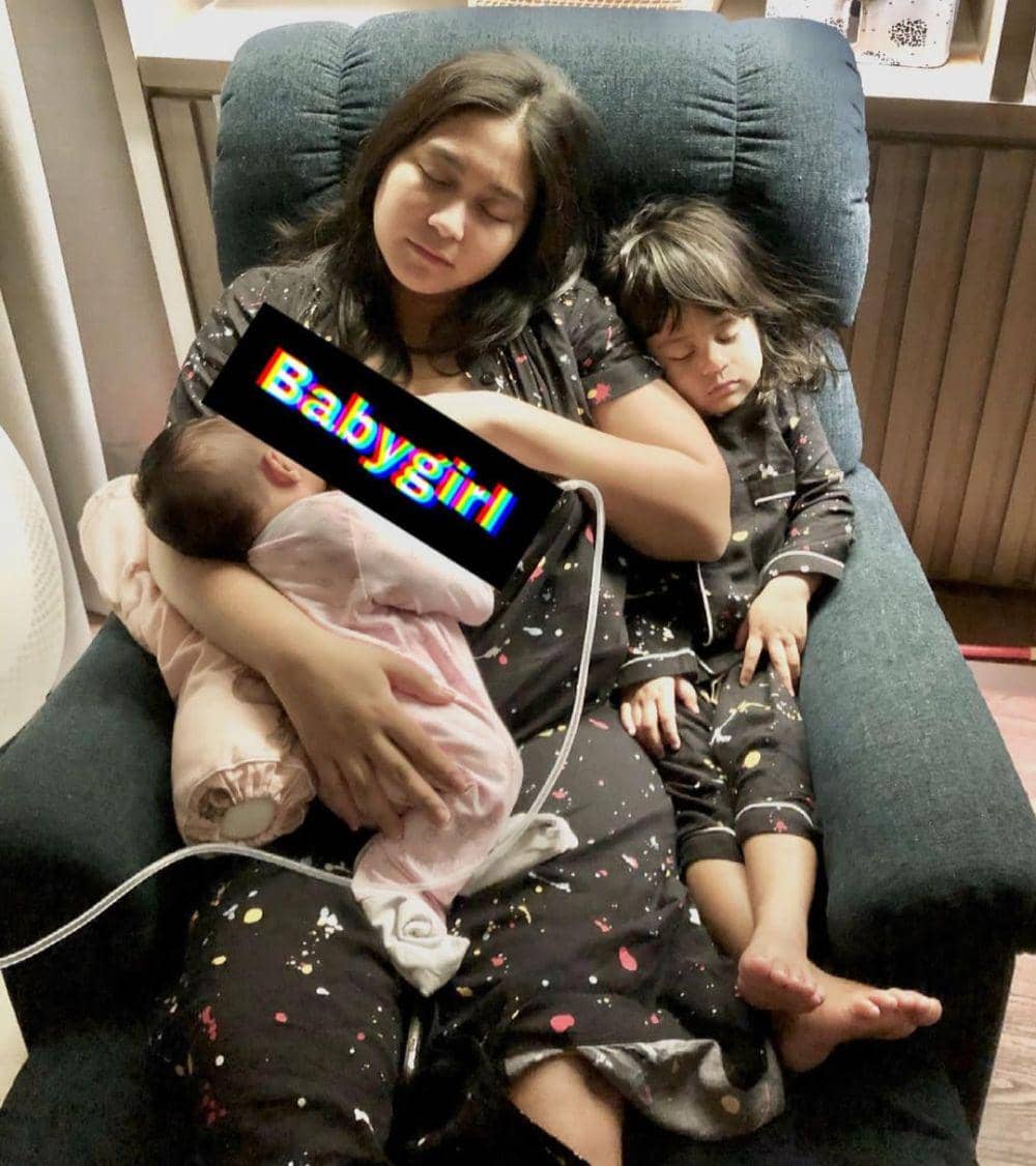 Caca Tengker saat momong kedua anaknya. (instagram.com/cacatengker)