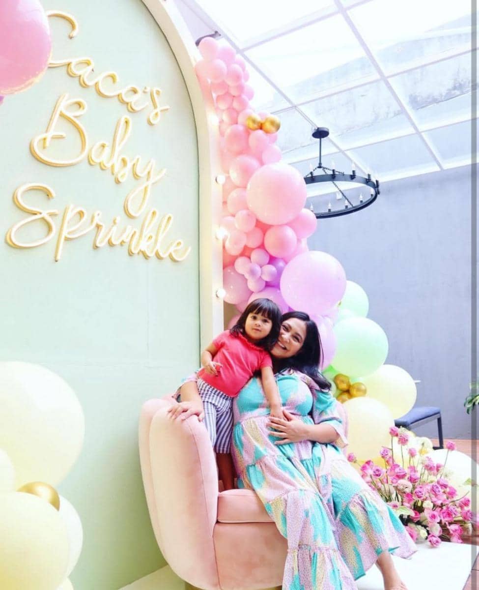 Caca Tengker saat momong anaknya. (instagram.com/cacatengker)