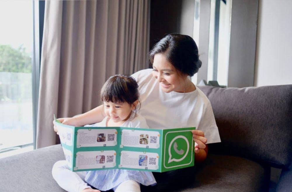 Caca Tengker saat momong anaknya. (instagram.com/cacatengker)