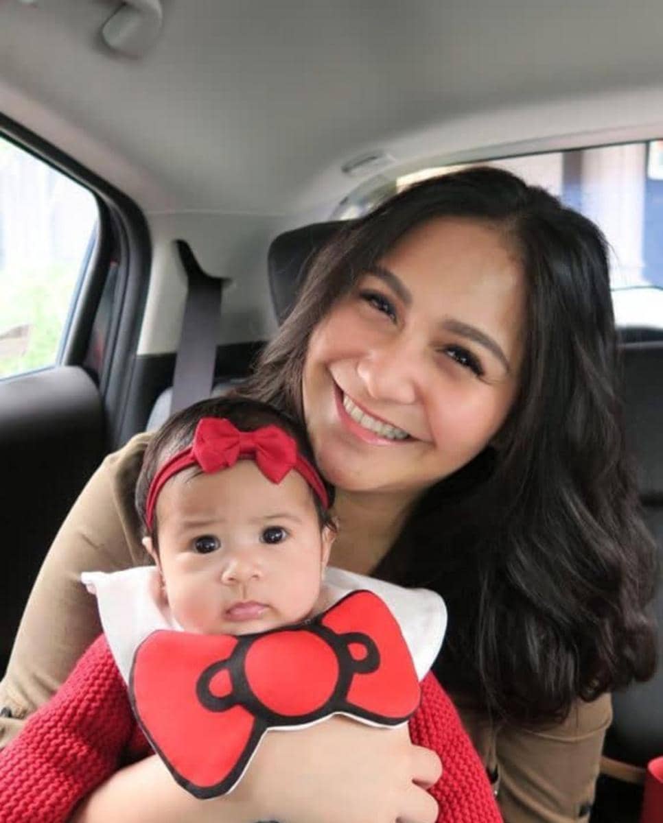 Caca Tengker saat momong anaknya. (instagram.com/barry.tamin)