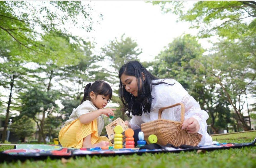 Caca Tengker saat mengasuh anaknya. (instagram.com/cacatengker)