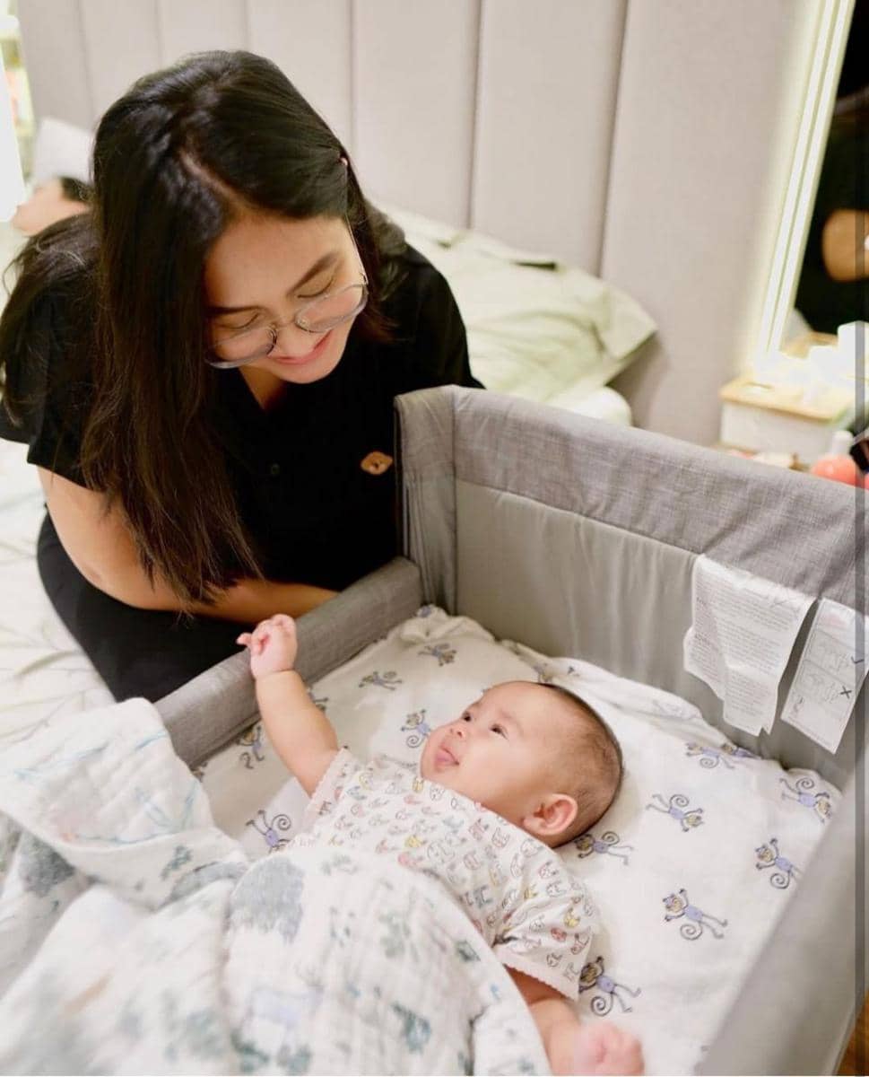 Caca Tengker saat mengasuh anaknya. (instagram.com/cacatengker)