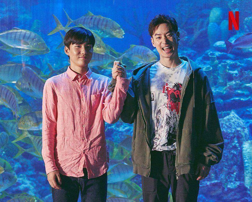 Lee Je Hoon dan Tang Jun Sang di balik layar drama Move to Heaven. (instagram.com/theswoonnetflix)