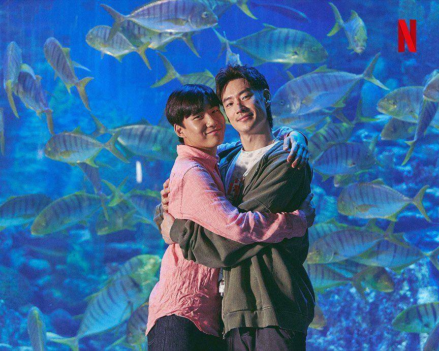 Lee Je Hoon dan Tang Jun Sang di balik layar drama Move to Heaven. (instagram.com/theswoonnetflix)