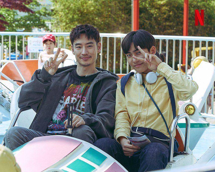 Lee Je Hoon dan Tang Jun Sang di balik layar drama Move to Heaven (instagram.com/theswoonnetflix)