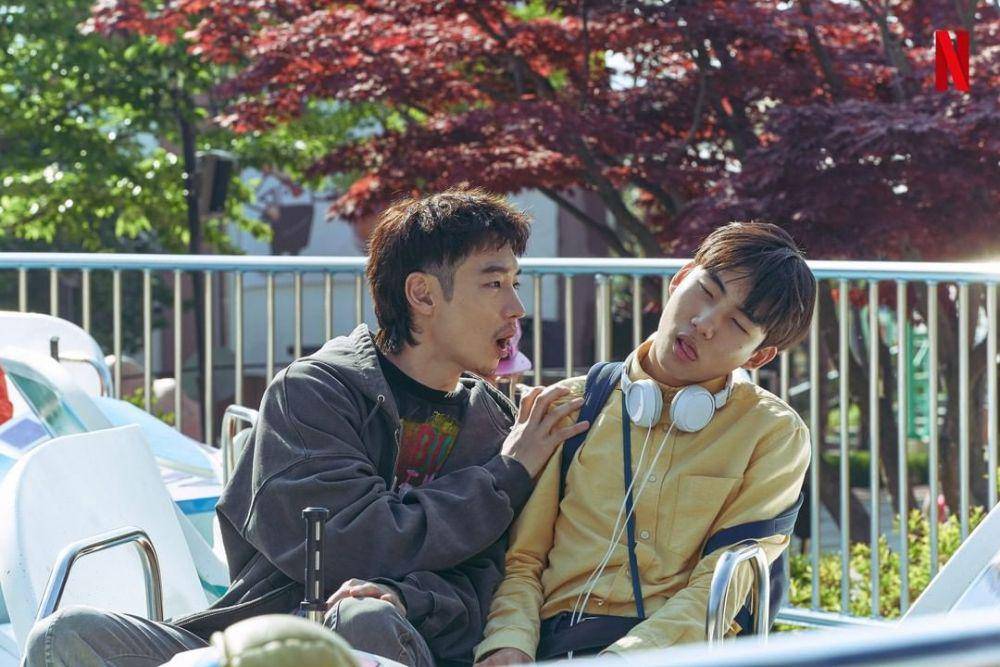 Lee Je Hoon dan Tang Jun Sang di balik layar drama Move to Heaven. (instagram.com/netflixkr)