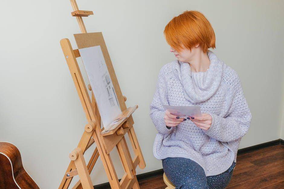 ilustrasi wanita duduk melukis (Pexels.com/Evelina Zhu)