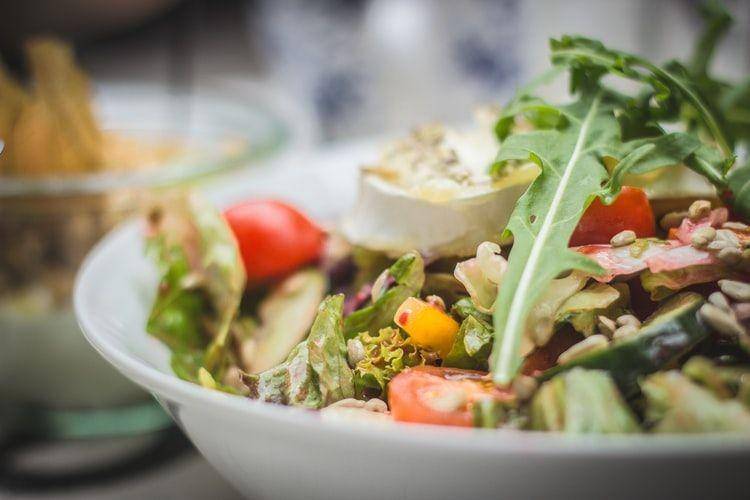 Salad (unsplash.com/Jasmin Schreiber)