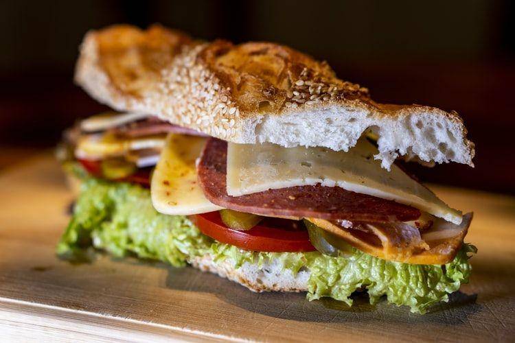 Sandwich (unsplash.com/Amirali Mirhashemian)