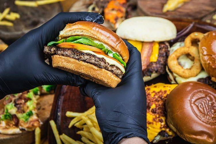 Burger (unsplash.com/Marcelo de Souza)