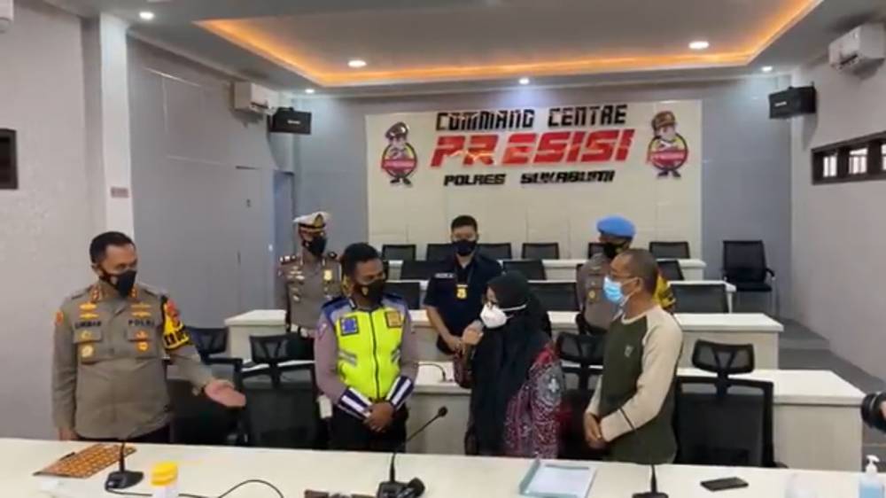 Ibu-ibu viral memaki petugas penyekatan. (Twitter.com/@disojuin)