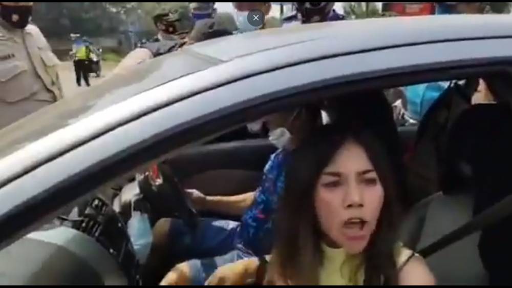 Wanita marah ke petugas penyekatan di Cilegon, Banten. (Twitter.com/@recehtapisayang)