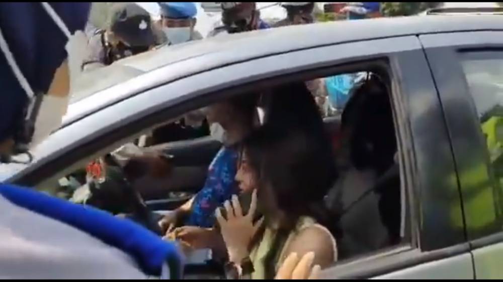 Wanita marah ke petugas penyekatan di Cilegon, Banten. (Twitter.com/@recehtapisayang)