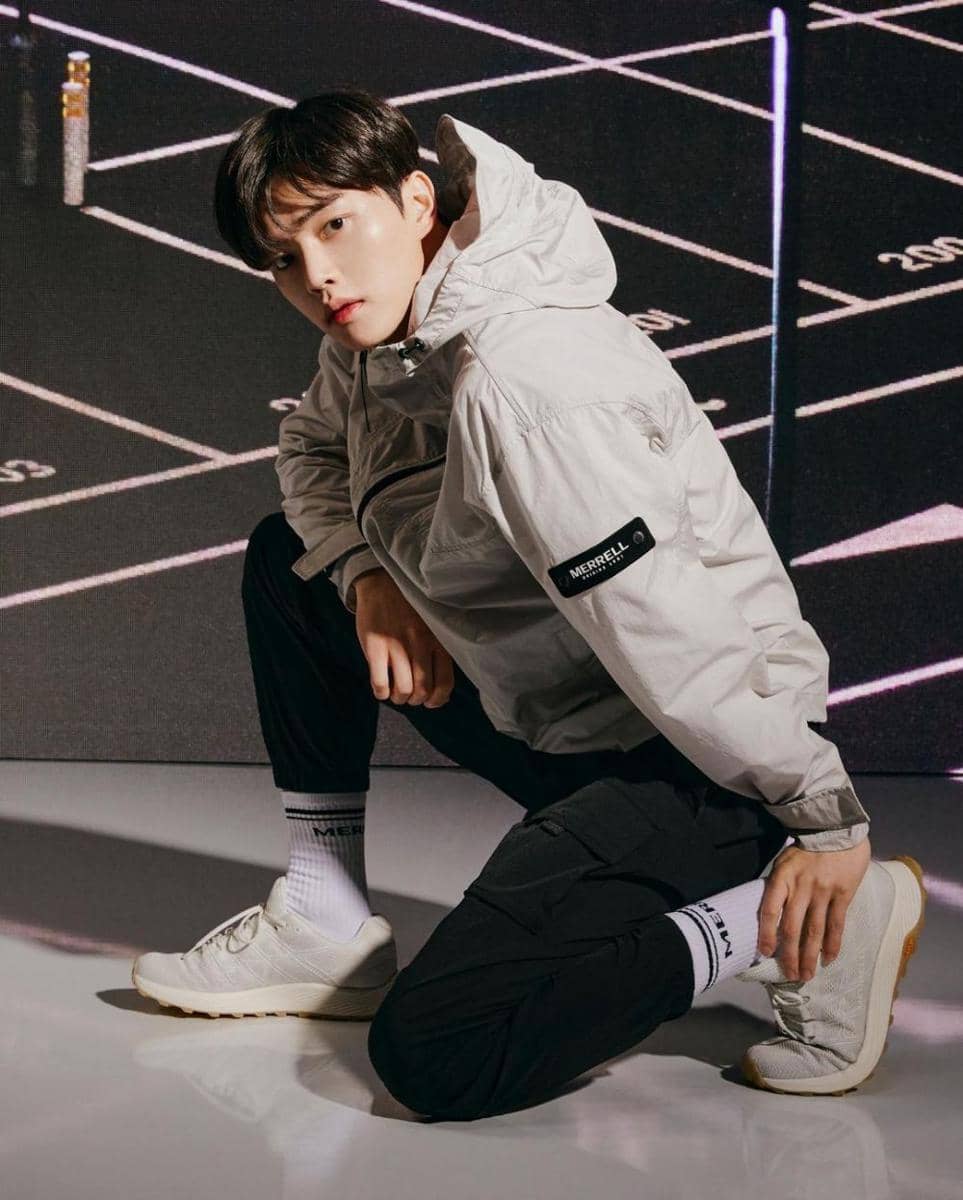 Song Kang (Instagram.com/songkang_b)