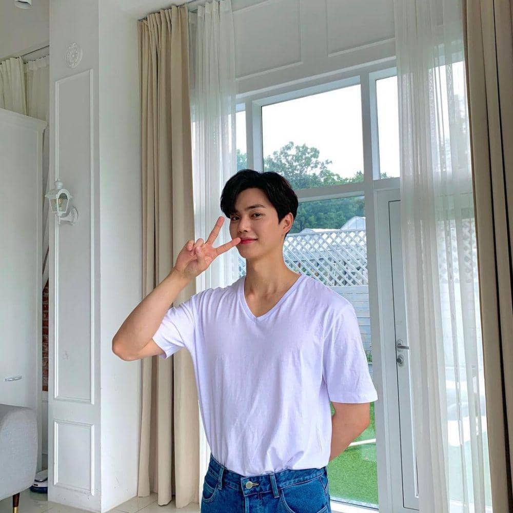 Song Kang (Instagram.com/songkang_b)