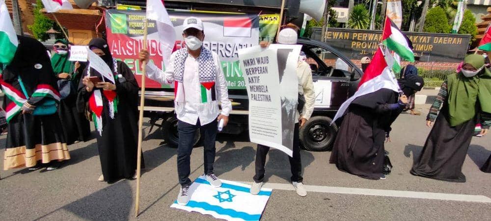 Aksi Bela Palestina di Surabaya Diwarnai Injak Bendera Israel