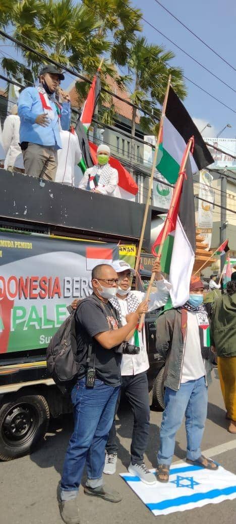 Aksi bela Palestina di depan kantor DPRD Jatim Jalan Indrapura Surabaya, Senin (17/5/2021). Dok. Istimewa.