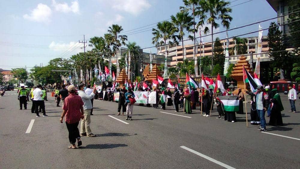 Aksi bela Palestina di depan kantor DPRD Jatim Jalan Indrapura Surabaya, Senin (17/5/2021). Dok. Istimewa.