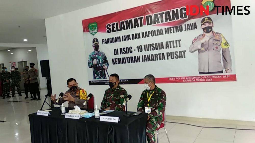 Kapolda Metro Jaya Irjen Pol M Fadil Imran bersama Pangdam Jaya Mayjen TNI Dudung Abdurrachman beserta jajaran pada Senin (17/5/2021) pagi, meninjau dua Tower di RS Darurat Wisma Atlet Kemayoran, Jakarta Pusat. (IDN Times/Irfan Fathurohman)