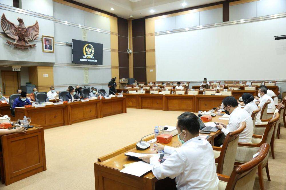 Menteri Sosial Tri Rismaharini rapat dengan Komisi VIII DPR, Senayan, Jakarta, Senin (17/5/2021). (Dok. Kemensos)