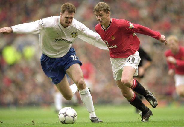 Danny Hay berebut bola dengan Ole Gunnar Solskjaer (leeds-live.co.uk)
