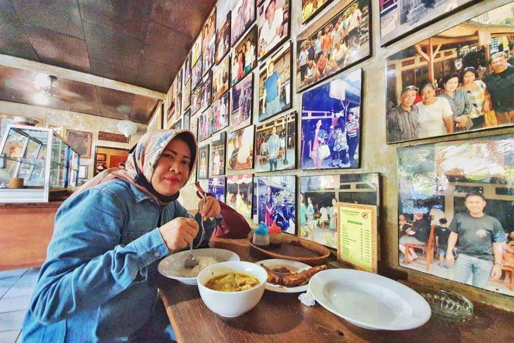 Menikmati sepaket menu Warung Mak Beng (instagram.com/jumiatifuaddin)