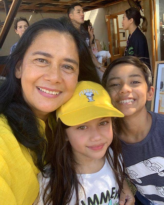 Lydia Kandou dan kedua cucu (Instagram.com/lydiakandou_)