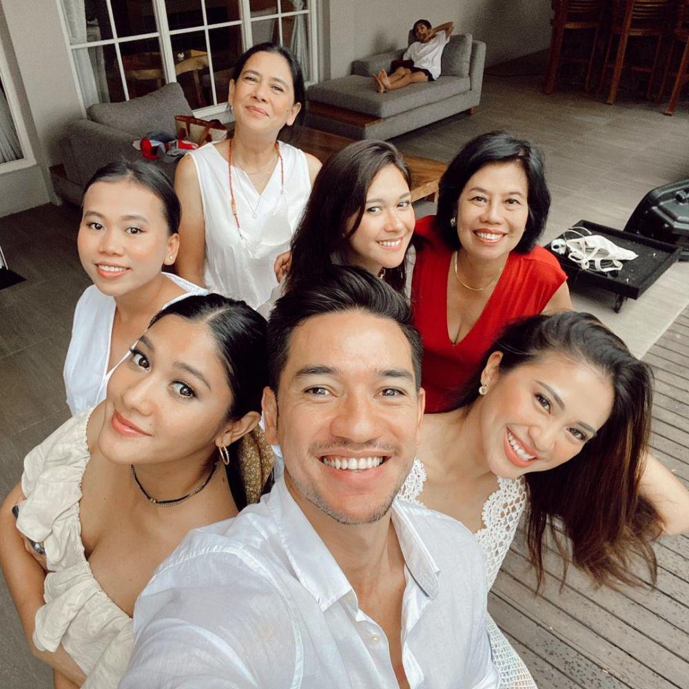 Keluarga Nana Mirdad dan mertua (instagram.com/andrew.white._)