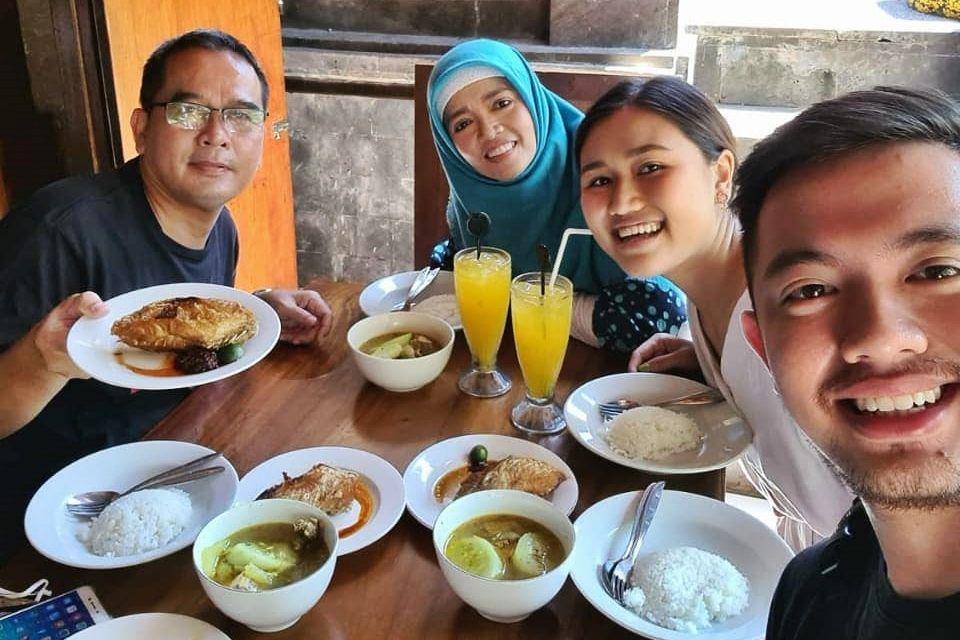 Pelanggan di Warung Mak Beng (instagram.com/novaevitarosa)