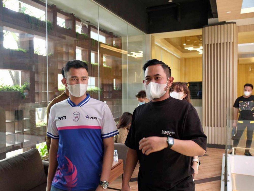 Raffi-Nagita bareng Owner MS GLOW di Malang. (Instagram.com/raffinagita1717/)