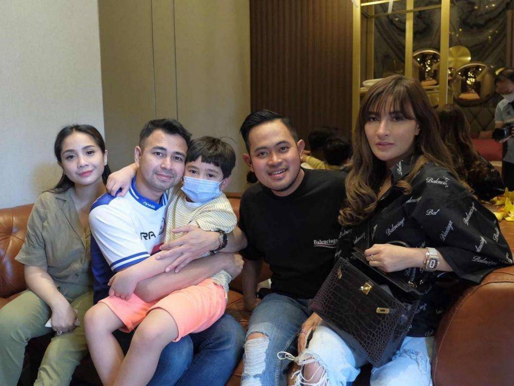 Raffi-Nagita bareng Owner MS GLOW di Malang. (Instagram.com/raffinagita1717/)