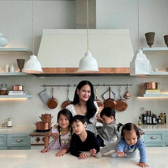 Donna Harun dan keempat cucu (Instagram.com/donnaharunofficial)