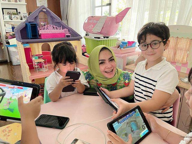 Rieta Amalia dan kedua cucu (Instagram.com/rieta_amalia)