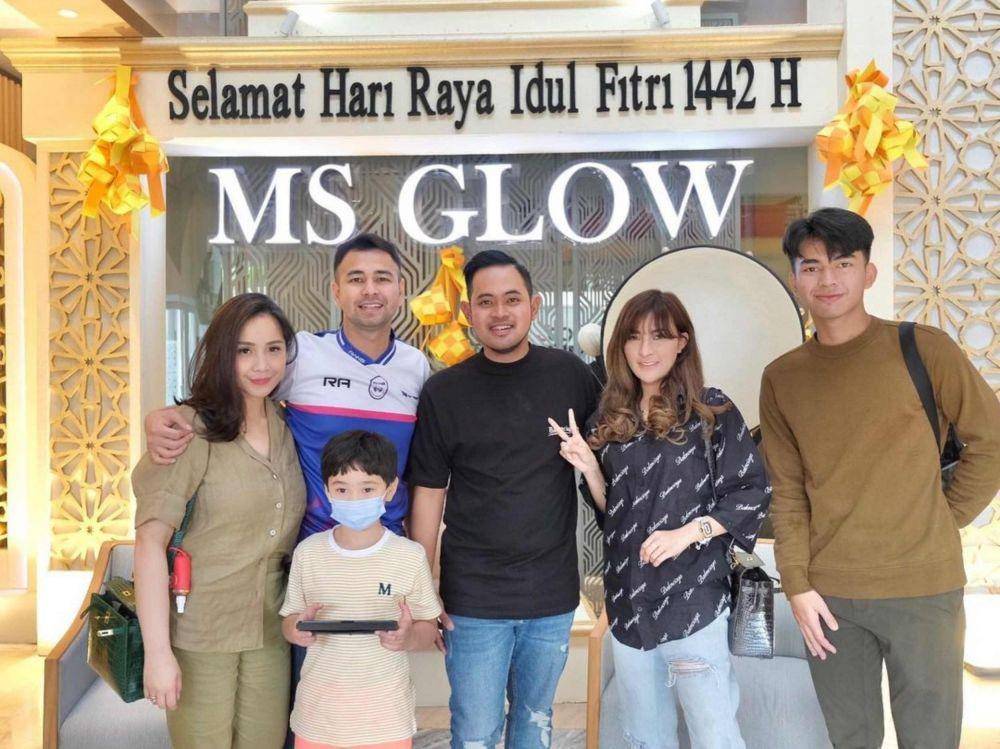 Raffi-Nagita bareng Owner MS GLOW di Malang. (Instagram.com/raffinagita1717/)