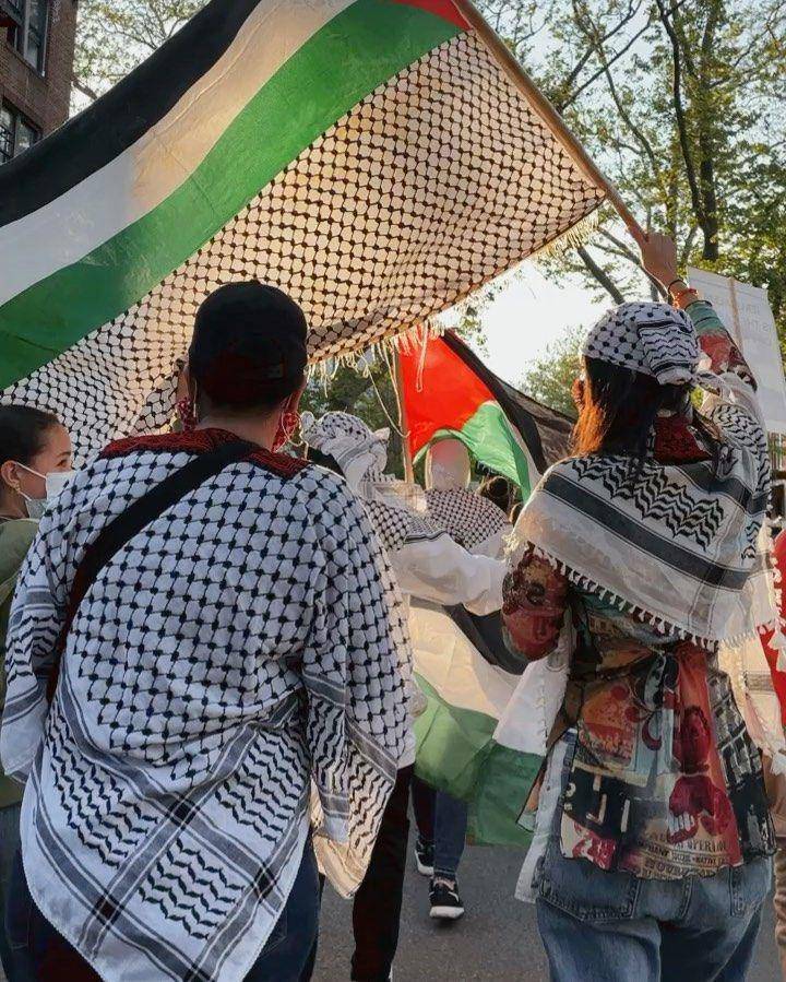 Bella Hadid dalam kampanye offline pro Palestina. (instagram.com/gigihadid)