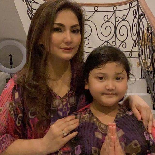 Nia Daniaty dan cucu pertama (Instagram.com/niadaniatynew)
