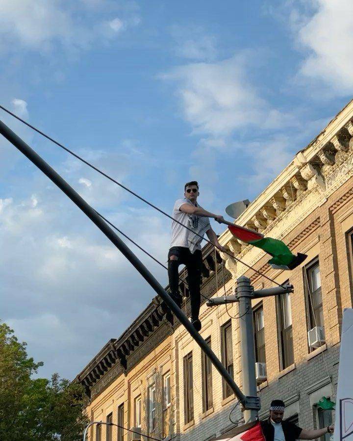 Bella Hadid dalam kampanye offline pro Palestina. (instagram.com/gigihadid)