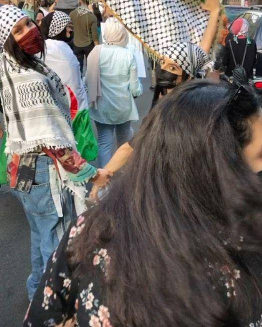 Bella Hadid dalam kampanye offline pro Palestina. (instagram.com/gigihadid)