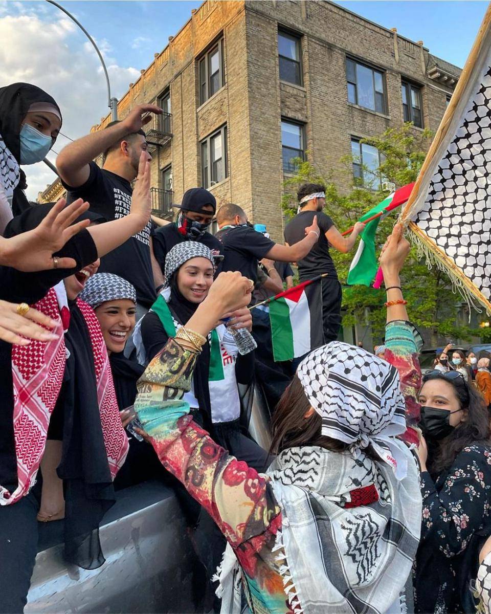 Bella Hadid dalam kampanye offline pro Palestina. (instagram.com/gigihadid)