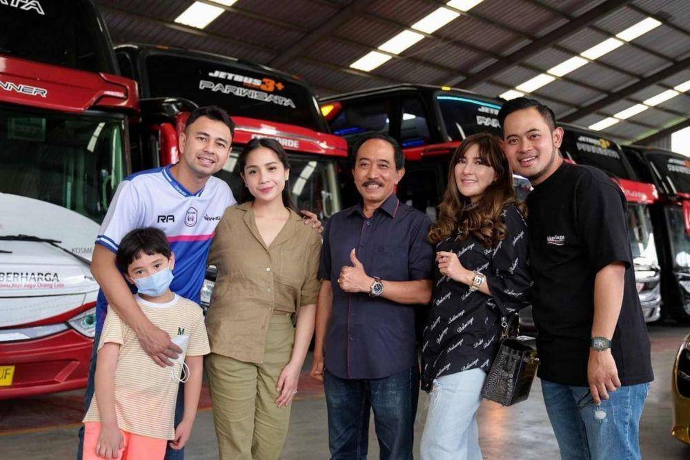 Raffi-Nagita bareng Owner MS GLOW di Malang. (Instagram.com/raffinagita1717/)