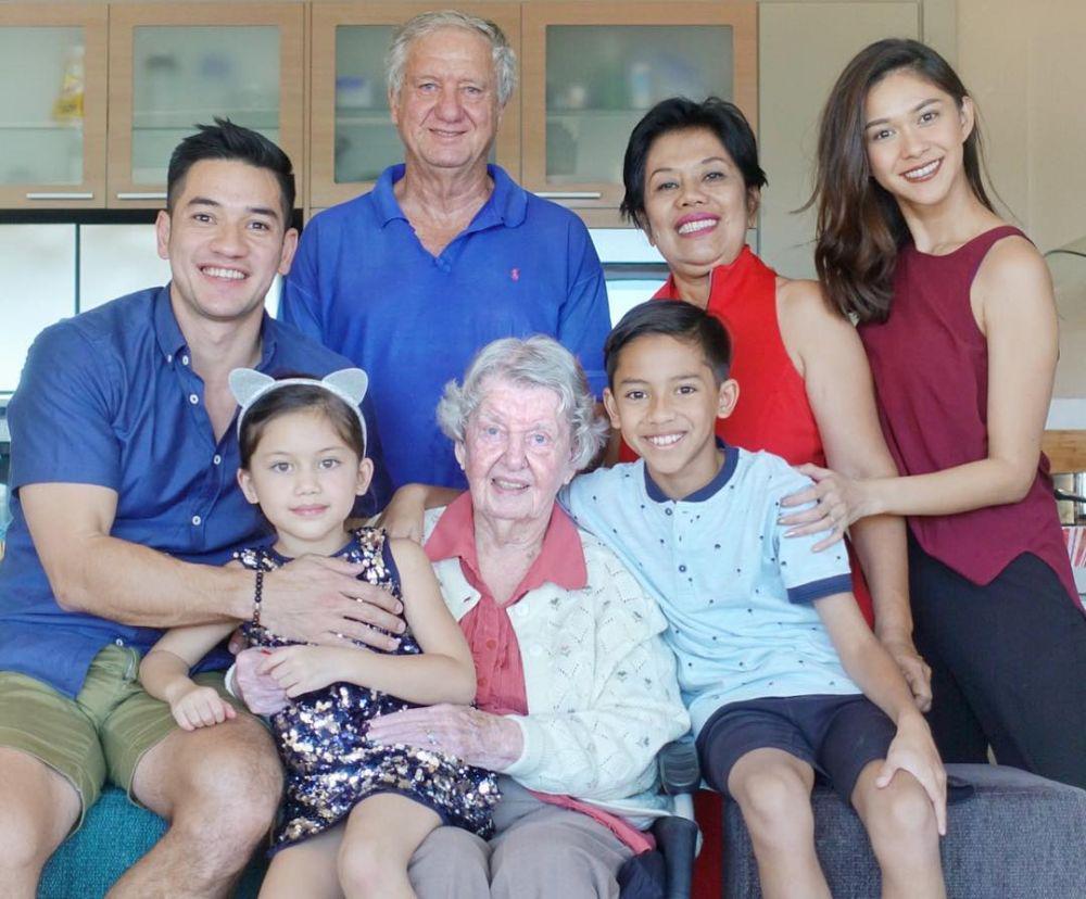 Keluarga Nana Mirdad dan mertua (instagram.com/andrew.white._)