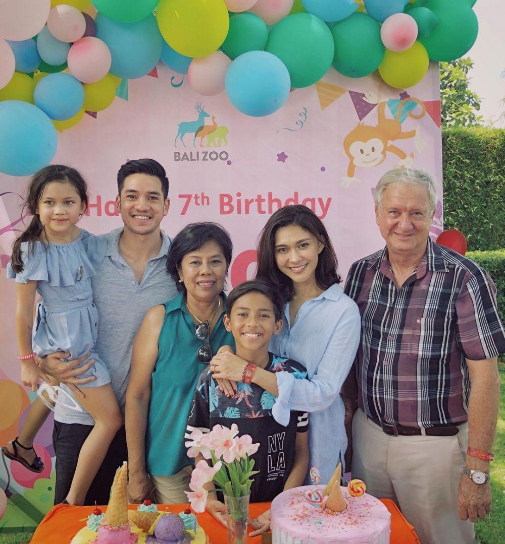 Keluarga Nana Mirdad dan mertua (instagram.com/andrew.white._)