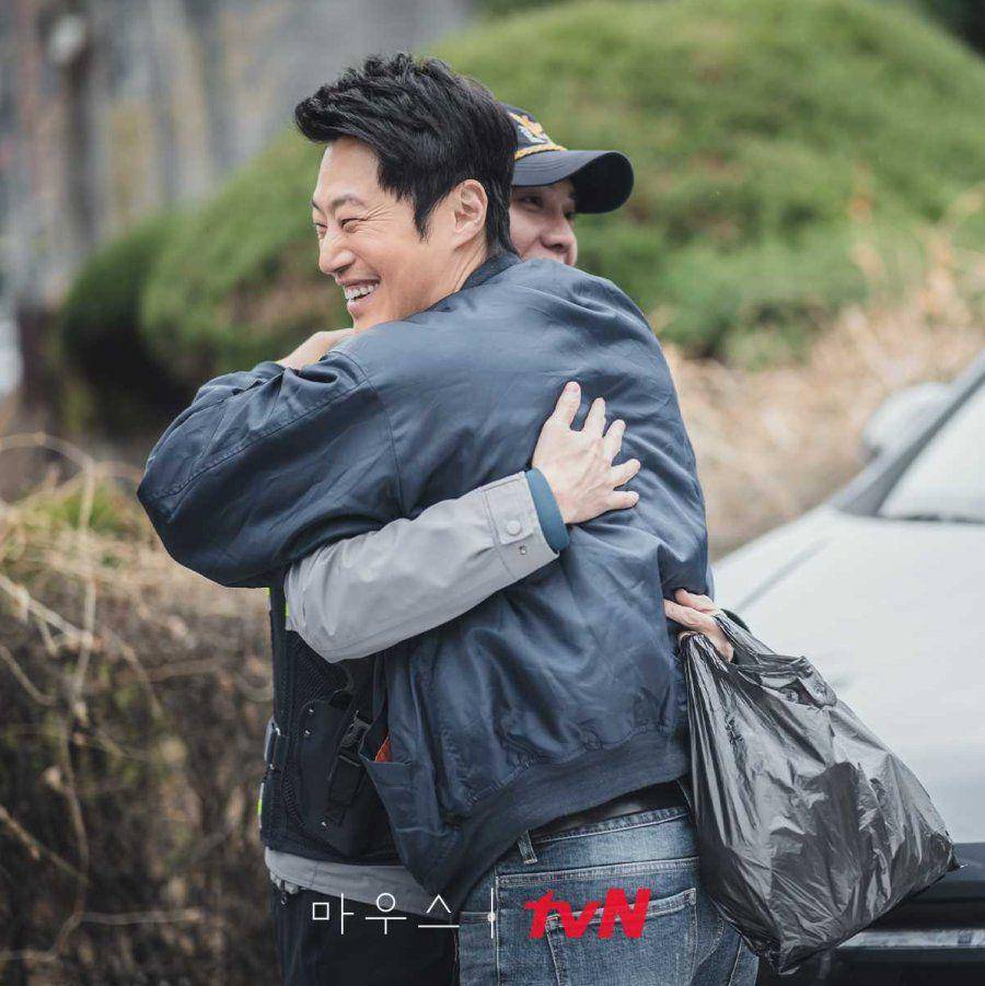 Jung Ba Reum (Lee Seung Gi) dan Go Mo Chi (Lee Hee Joon). (dok. tvN via mydramalist.com)