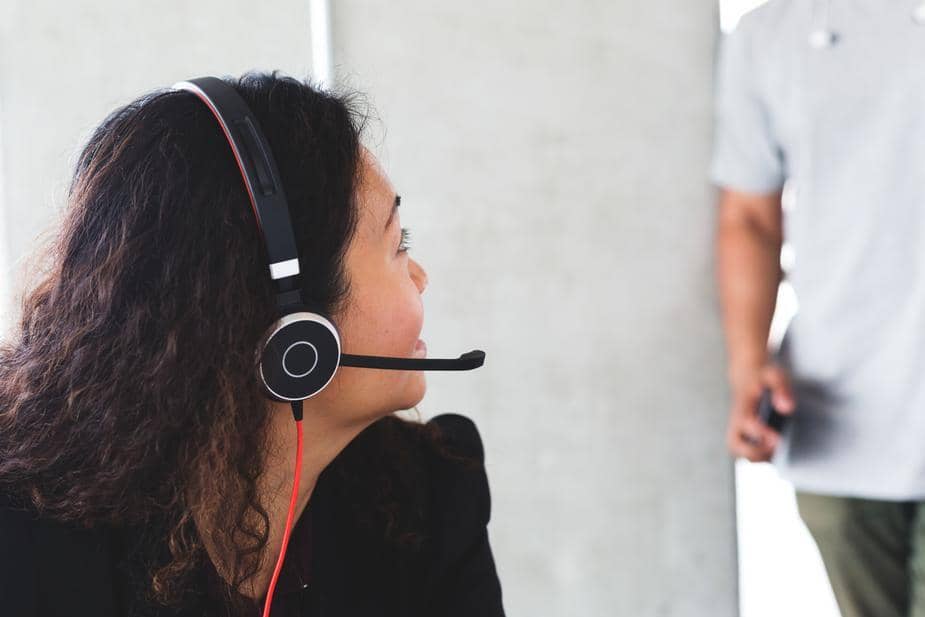 Ilustrasi wanita mengenakan earphone. (Pexels.com/Sarah Pflug)
