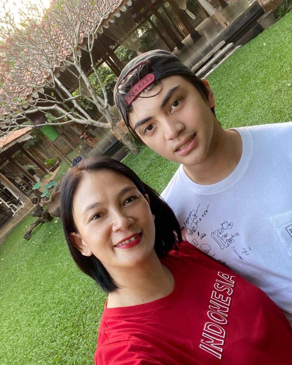 Potret hangat Dian Nitami dengan anak asli dan anak di sinetron (instagram.com/bu_deedee)